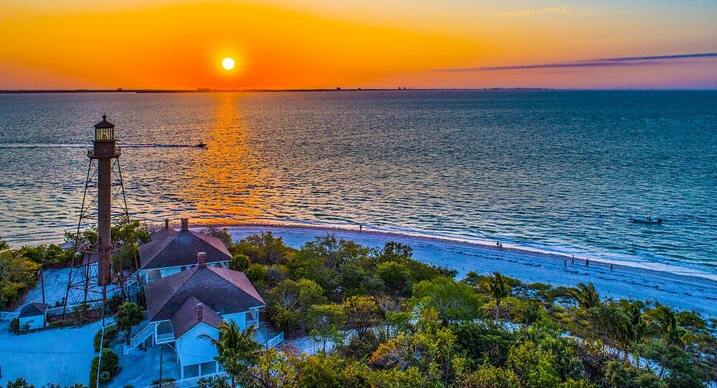 A stunning view of Sanibel Island, one of the best FL beach towns for nature lovers.
